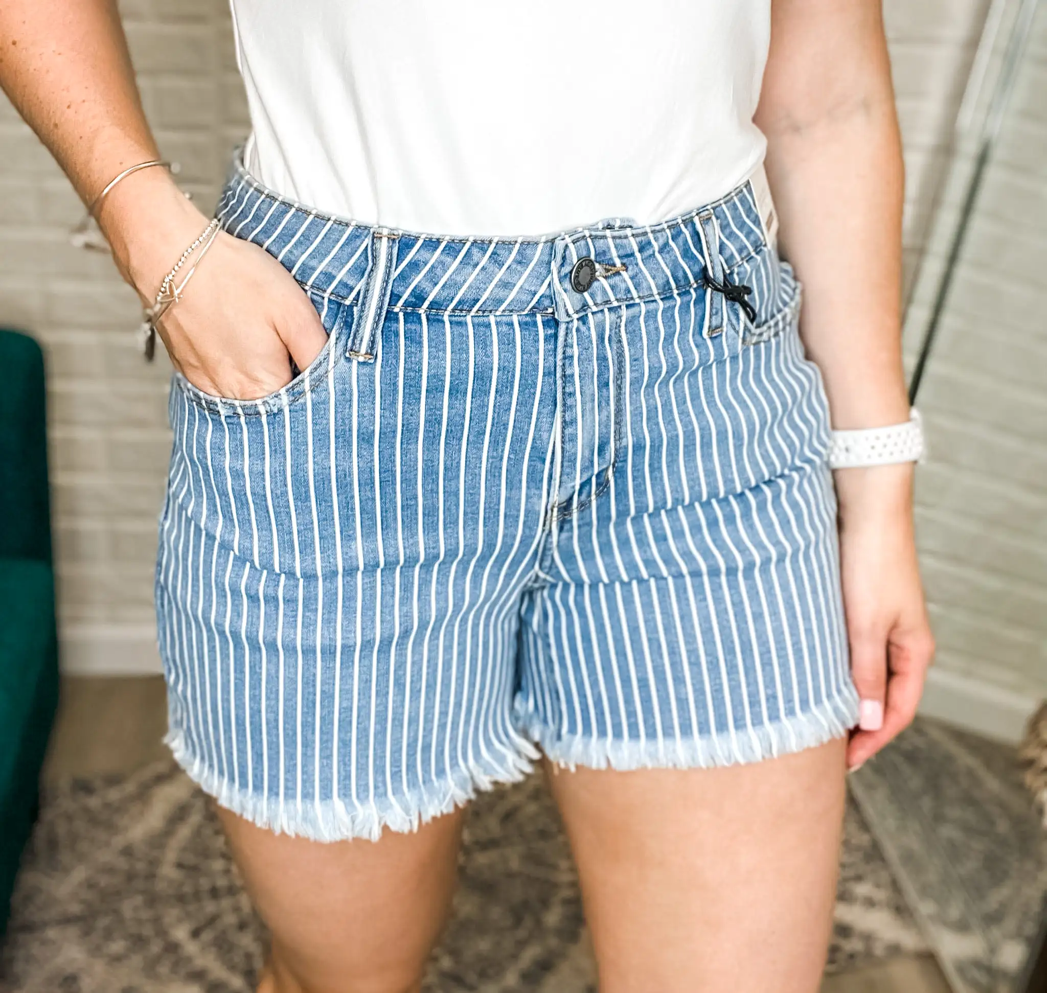 Hi-Waist Stripe Cut Off Shorts